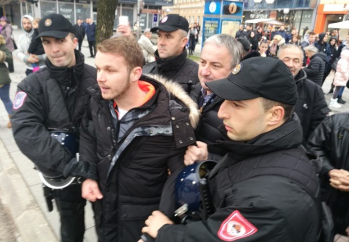 DRAŠKO STANIVUKOVIĆ PUŠTEN IZ POLICIJE, UPUTIO SE KA TRGU: Pogledajte kakvo je trenutno stanje (FOTO)