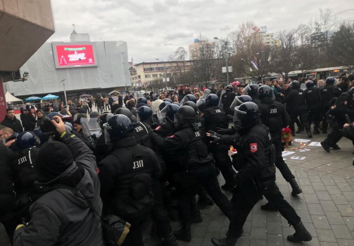 TEROR NA TRGU KRAJINE, POLICIJA KORISTI PALICE: Krenuli na narod, ima povrijeđenih (FOTO) 