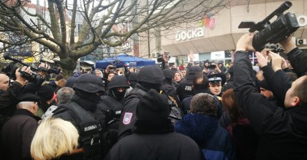 POLICIJA UZELA MEGAFON I IZDALA NAREDBU: Počinje haos, MEĐU OKUPLJENIMA I DJECA (FOTO)