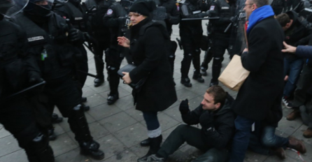 SLIKA DJEVOJČICE U ROZOJ JAKNICI I KRV NA TRGU OBIŠLA SVIJET: Ovo svi moraju vidjeti! (FOTO)