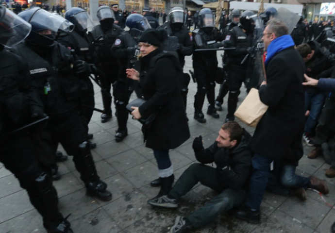 SLIKA DJEVOJČICE U ROZOJ JAKNICI I KRV NA TRGU OBIŠLA SVIJET: Ovo svi moraju vidjeti! (FOTO)