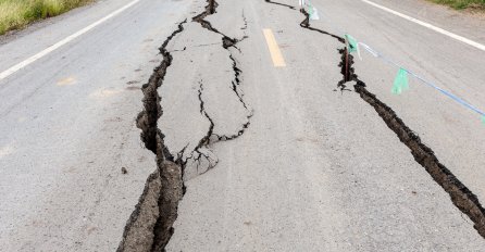 PANIKA U ZEMLJI, SVE SE ZATRESLO: Građani izašli na ulice 