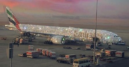 AVION PREKRIVEN DIJAMANTIMA SLETIO NA PISTU: Zbog ove fotografije nastala je prava uzbuna na internetu (FOTO)
