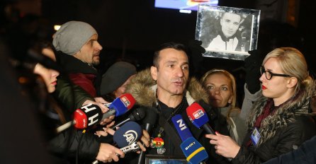 IDU STOPAMA DAVIDA DRAGIČEVIĆA: Davor krenuo prema grobu svog  sina (FOTO)