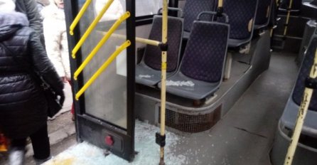 PUKLO STAKLO U AUTOBUSU: Razlog je NEVJEROVATAN, putnici ODMAH IZLETJELI