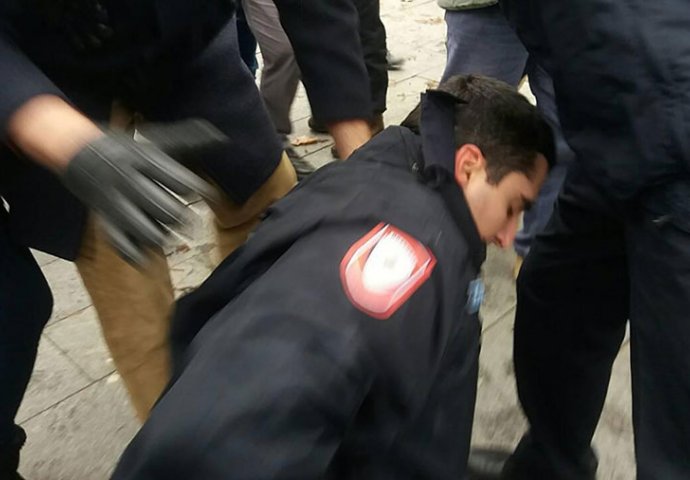 NOVO HAPŠENJE U BANJALUCI: Šutnuo je policajca na trgu, pa završio iza rešetaka! (VIDEO)