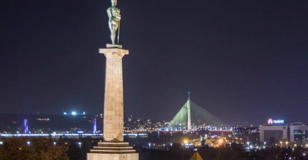 SLIKAO BEOGRAD, ALI NIJE NI SLUTIO DA ĆE U KADAR UPASTI NJIH DVOJE: Vidite li detalj na slici zbog se Srbija DIGLA NA NOGE?