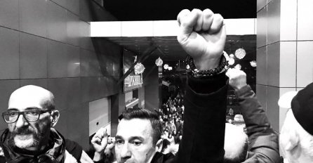 POJAVILA SE SLIKA KOJA POKAZUJE KOLIKO JE ZAISTA LJUDI BILO NA TRGU SINOĆ: Ovo će vas iznenaditi! (FOTO)