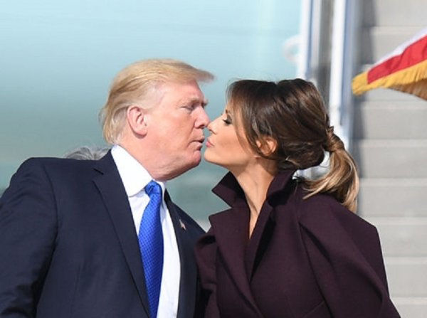 donald-and-melania-trump-kiss-south-korea-1121131
