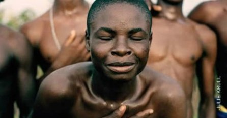 OVO SVI TREBAJU VIDJETI: Ovako se jedno afričko pleme odnosi prema nekome ko pogriješi (VIDEO)