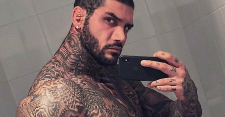 MUSLIMANSKI VOJNIK NOVOM SLIKOM UZDRMAO INTERENT: Slikao se kao Djed Mraz, žene popadale u nesvijest! (FOTO)