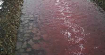 RIJEKA SE ZACRVENILA, MJEŠTANI U STRAHU: Ekipe odmah izašle na teren 