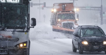 CIJELA DRŽAVA U KOLAPSU, PROGLAŠENO VANREDNO STANJE: Snježna oluja se širi, otkazani letovi (FOTO) 