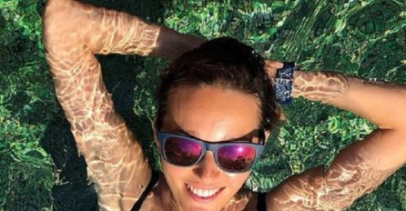 SKINULA SE JELENA ĐOKOVIĆ, OVAKO RAZGOLIĆENU JE JOŠ NISMO VIDJELI: "Šta ovo radi sa jezikom?" (FOTO)