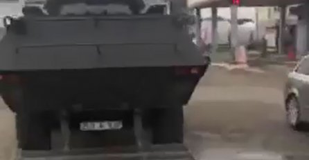 ŠTA SE OVO SPREMA? OKLOPNA VOZILA STIGLA U BANJALUKU, SVE SE TRESE: Hitno upozorenje, budite spremni! (VIDEO)