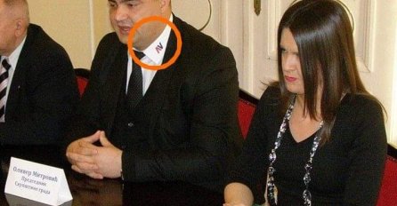 SRPSKI POLITIČAR SE U OVOJ KOŠULJI POJAVIO NA SJEDNICI: Kad su vidjeli šta mu je na kragni, ODMAH SU ZVALI VUČIĆA! (FOTO)