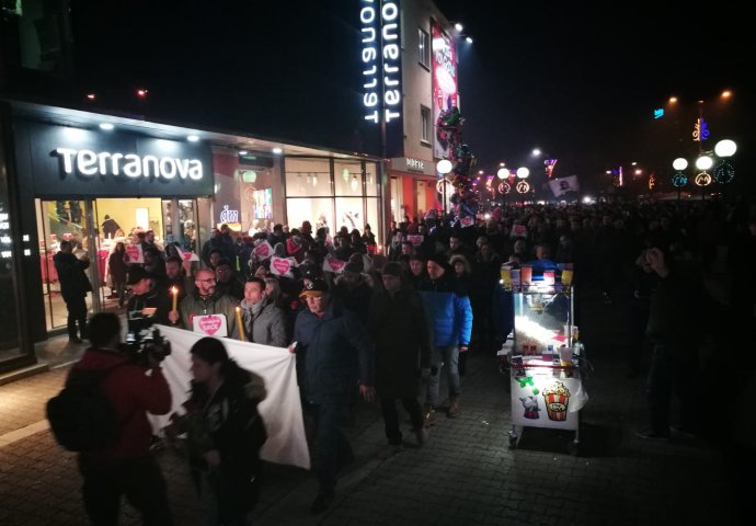 PRAVDA ZA DAVIDA: U Banjaluci počela mirna protestna šetnja (VIDEO)