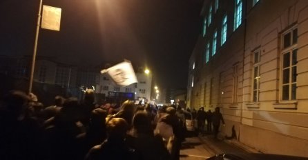 BANJALUKA GRMI, NAROD PREPLAVIO ULICE: Vojska juri ka PALATI, ovo morate vidjeti (FOTO)