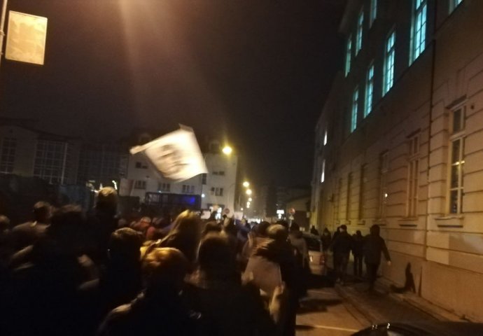 BANJALUKA GRMI, NAROD PREPLAVIO ULICE: Vojska juri ka PALATI, ovo morate vidjeti (FOTO)