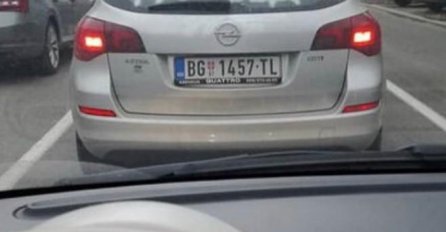 ZBOG NATPISA NA AUTOMOBILU OVOG SRBINA SMIJE MU SE CIJELI REGION: A neki su mu i čestitali (FOTO)