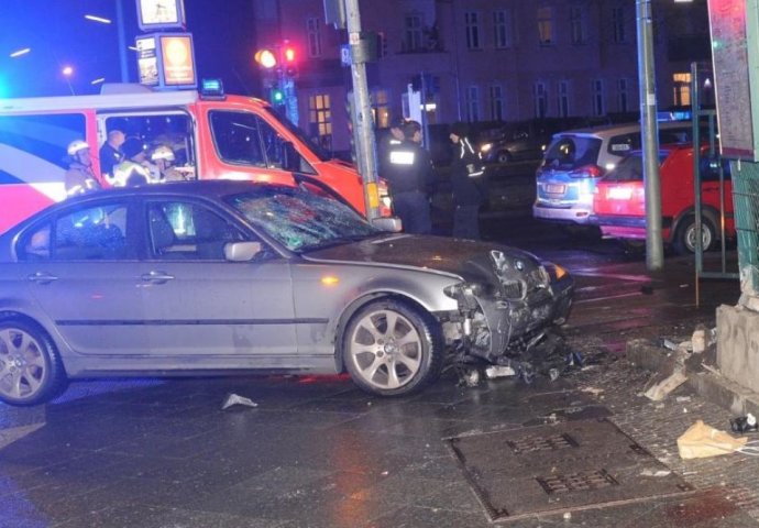 BMW SE ZABIO U LJUDE, TROTOAR PREKTIVEN KRVLJU: Ima povrijeđenih