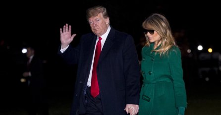 MELANIA ZABORAVILA OBUĆI PANTALONE: Mnogi se pitaju ima li išta ISPOD KAPUTA (FOTO)