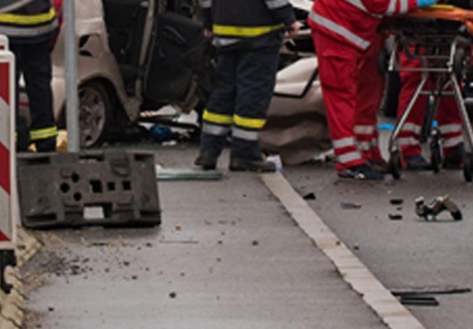 UŽASNA NESREĆA: Vozača izvlačili vatrogasci, vozilo na krovu