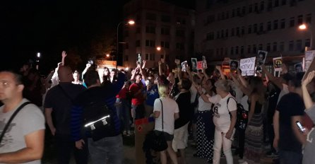 POČEO PROTEST, ALI ONI NISU DOŠLI: Okupilo se mnogo ljudi naTrgu Krajine, samo NJIH NEMA, NIKO NE MOŽE DA VJERUJE