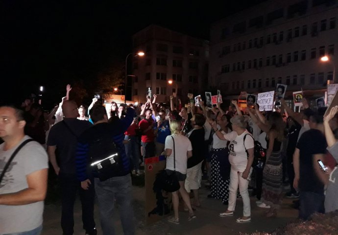 POČEO PROTEST, ALI ONI NISU DOŠLI: Okupilo se mnogo ljudi naTrgu Krajine, samo NJIH NEMA, NIKO NE MOŽE DA VJERUJE