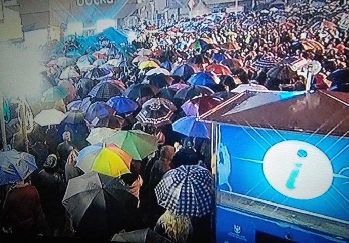 VIŠE OD 8.000 LJUDI KRENULO U PROTESTNU ŠETNJU