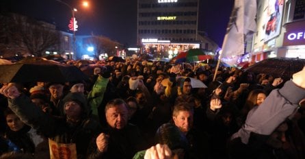 Kolona ljudi došla pred njegovu kuću i uzvikuju "UBICO!"