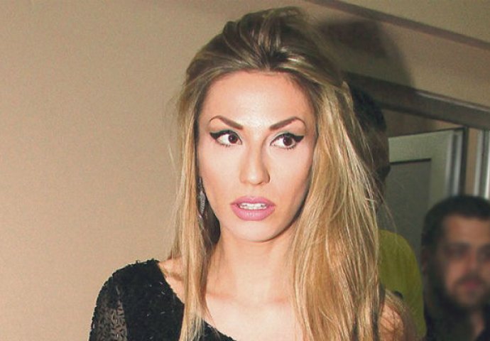 RADA MANOJLOVIĆ BEZ DLAKE NA JEZIKU: Progovorila je o porodici, dečku, odlasku kod psihijatra, ništa nije skrila! (FOTO)