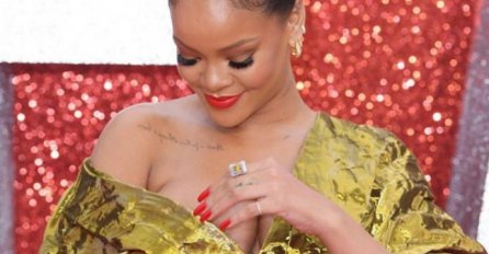 Haljina od aluminijske folije bila je toliko uska da nije mogla obuzdati Rihannino masivno poprsje (FOTO)