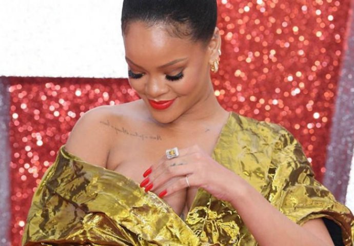 Haljina od aluminijske folije bila je toliko uska da nije mogla obuzdati Rihannino masivno poprsje (FOTO)