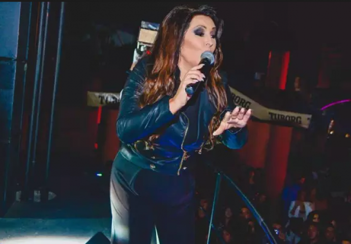DA LI JE OVO ZASLUŽILA: Dragana Mirković izašla na binu pred masu ljudi, a onda se u publici pojavilo OVO, neće ovo ZABORAVITI dok je živa