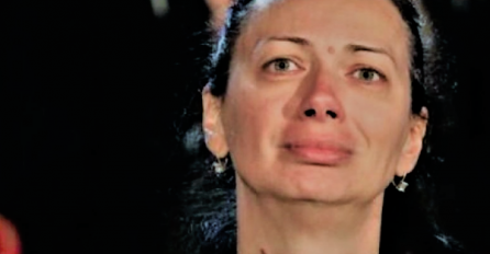 I večeras majki ubijenog Davida zatvorena vrata hrama, a evo ko je sa strane posmatra