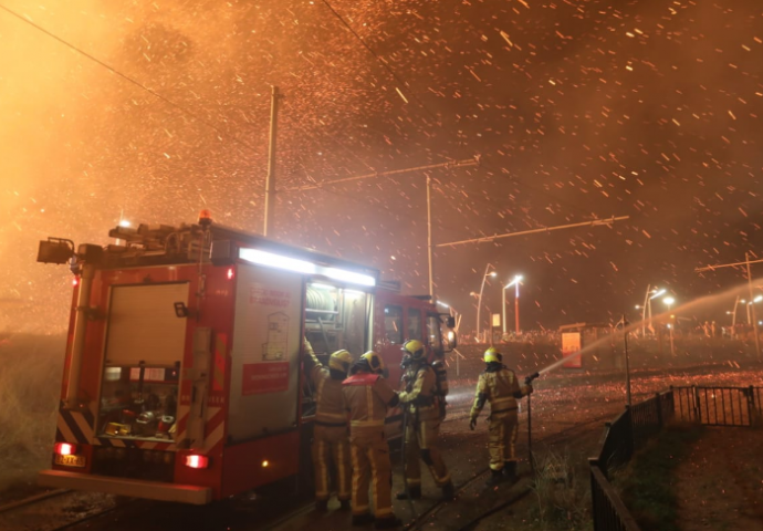 HOROR NA DOČEKU NOVE GODINE: Slavlje krenulo po zlu, NAREĐENA EVAKUACIJA, JEDNA KUĆA IZGORJELA, ne zna se ima li mrtvih! (VIDEO)