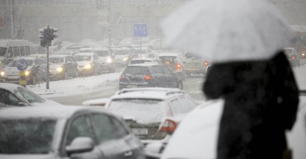 SNIJEG IZAZVAO HAOS U VEĆEM DIJELU ZEMLJE: Saobraćaj otežan i usporen, vozači se mole za oprezniju vožnju  