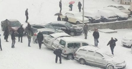 "BJEŽI, BJEŽI": Objavljen snimak lančanog sudara u Istočnom Sarajevu (VIDEO)