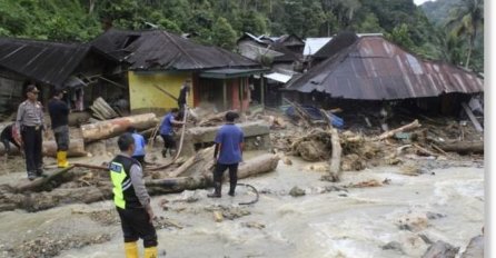 Od posljedica klizišta u Indoneziji poginulo 15 ljudi