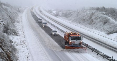 STIŽU DEBELI MINUSI, SNIJEG VEĆ PRAVI HAOS, SAOBRAĆAJ U KOLAPSU:  Evo do kad će padati