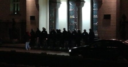 TEROR SE NASTAVLJA, PRIPADNICI MUP-a RS STIGLI ISPRED HRAMA: Evo šta se trenutno događa 