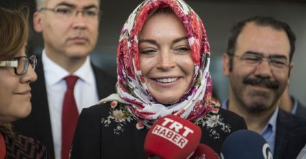 Nosila je hidžab, citirala Kuran, a sad se slika BEZ ODJEĆE (FOTO)