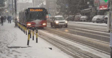 KO TO VOZI AUTOBUS? Putnici u beogradskom autobusu nisu skidali pogled s vozača, OVOME SE NIKO NIJE NADAO! (FOTO)