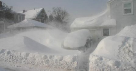 STIŽE LEDENA KATASTROFA, OVO ČUDOVIŠTE TRENUTNO KRUŽI IZNAD NAS: "Zatvorite se u kuću i ne izlazite" (VIDEO) 