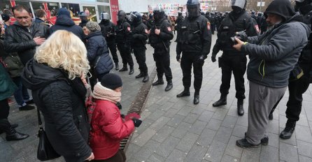 Baka koja tokom protesta KLEČI na trgu je slika o kojoj BRUJI SVIJET
