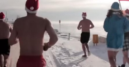 SKINU SE U KUPAĆI I SKOČE U ZALEĐENO JEZERO: Evo kako izgleda zimovanje u Rusiji (VIDEO)