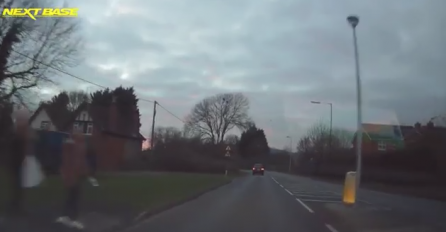 MIRNO JE VOZIO ULICOM , A ONDA MU JE OVO PALO SA NEBA: Muškarac šokiran prizorom (VIDEO) 