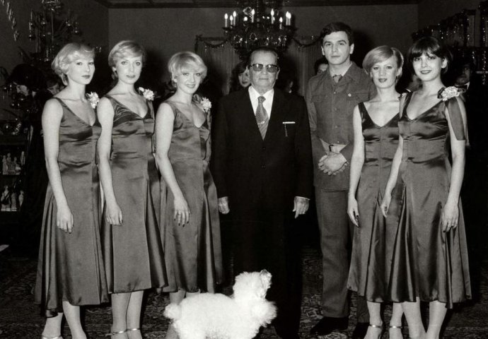 DA LI GA PREPOZNAJTE? Danas je  jedan od najpopularnijih pjevača, a tada je bio običan vojnik JNA! (FOTO)