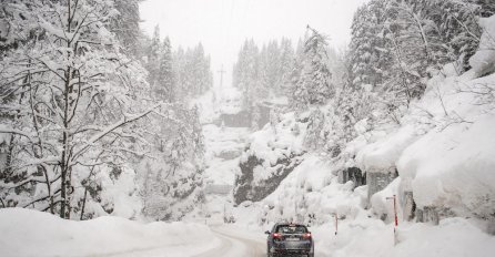 STANJE NA PUTEVIMA: Zimski uslovi vožnje na većini puteva